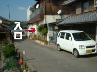 橋村生麺所の奥が入口